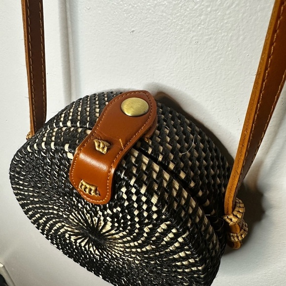 Stylish Black and Tan Woven Crossbody Bag - Picture 6 of 7